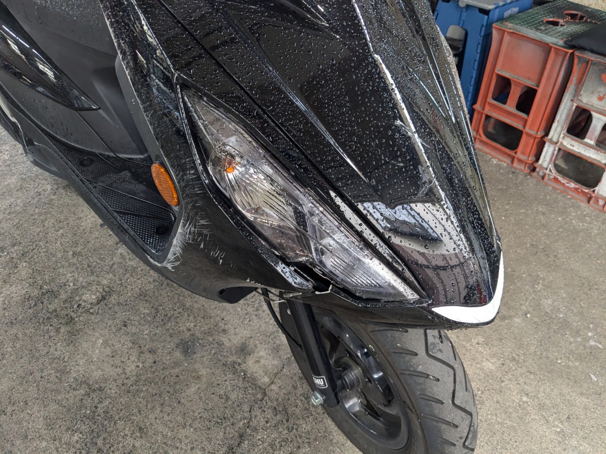 フロントカウル部分にわれあり。
修正します。